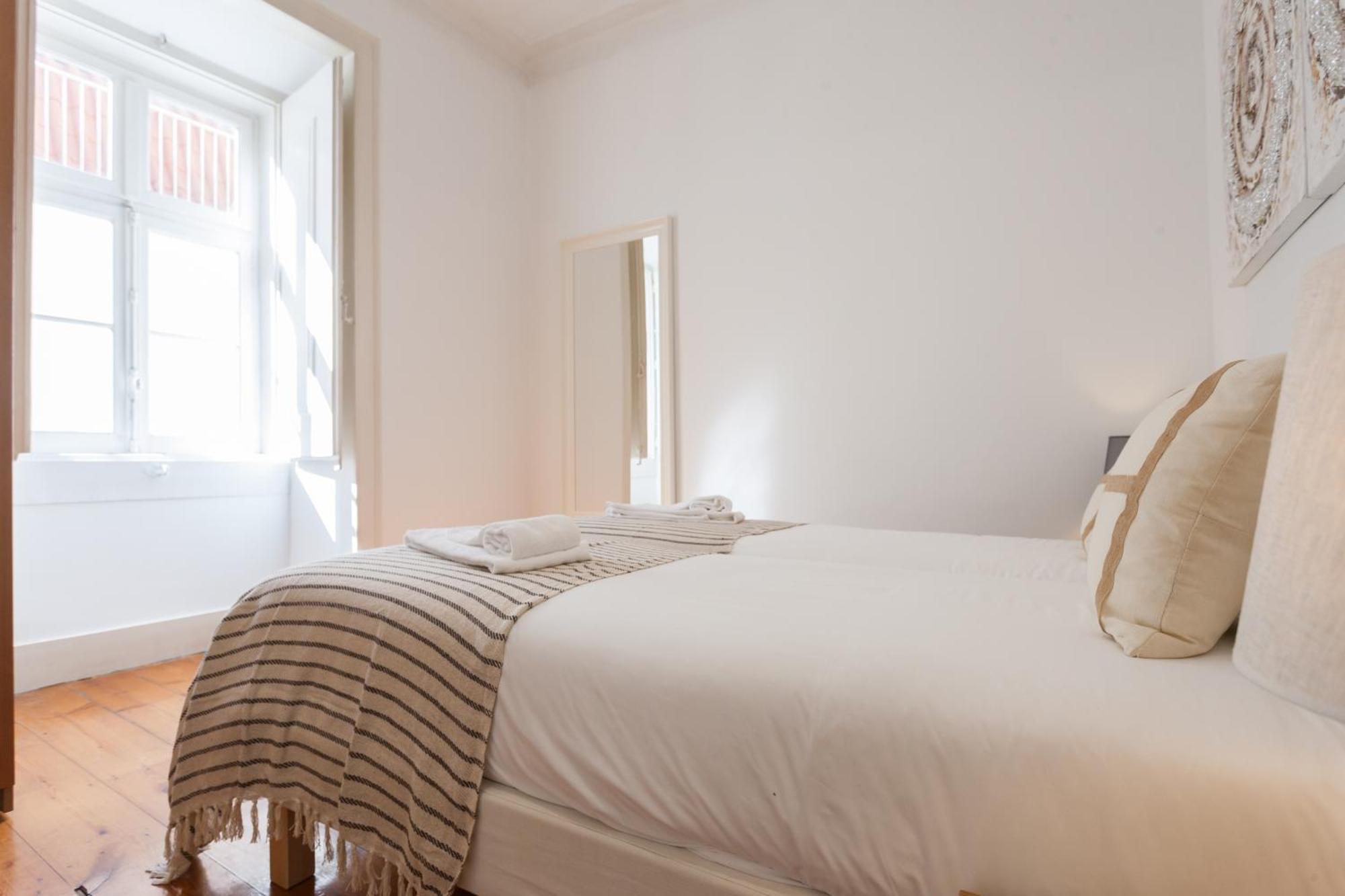 Tejo Vintage Three-Bedroom Apartment - By Lu Holidays Lisboa Ngoại thất bức ảnh